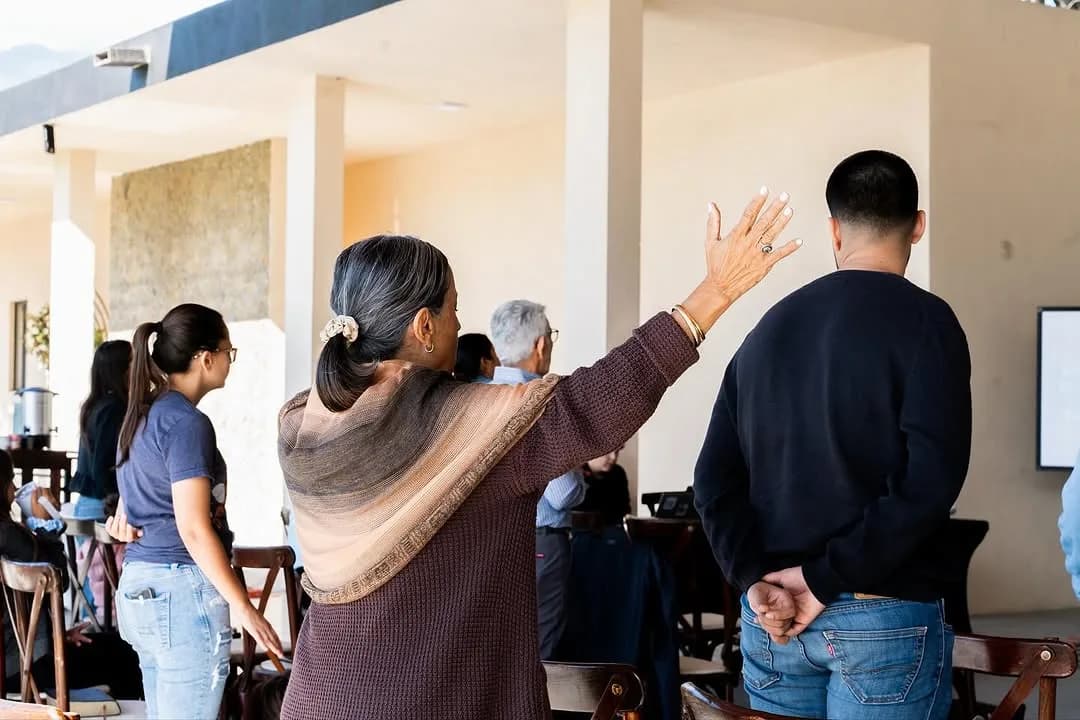 Iglesia Pilar gathered in prayer